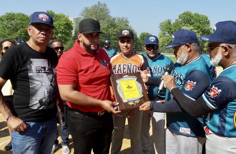 Luis Durán de Maeños Unidos, recibiendo una placa de reconocimiento para a esa institución, entregada por Rogelio Fernández de Maeños Sóftbol Club USA.