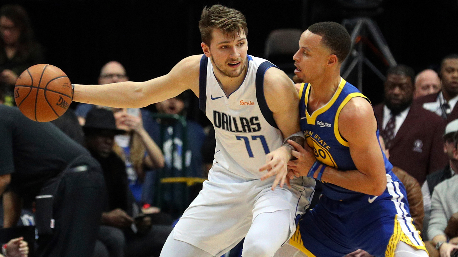 Foto de archivo / Luka Doncic y Stephen Curry.