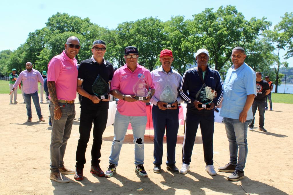 Manuel Brache, (izq.) y Roberto Rojas, (der.), encabezan las distinciones a Leonardo Dixión, Gustavo Mercado, Milciades Castillo y José Grullón, a quienes está dedicado este torneo.