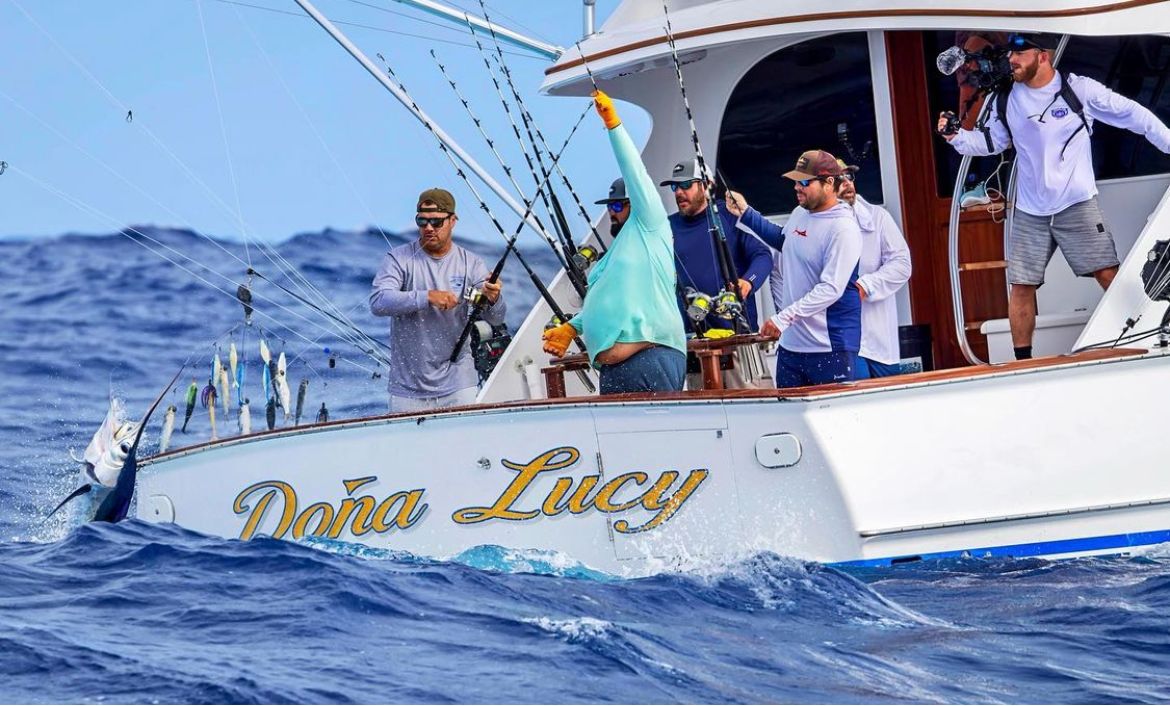 Momento en que los integrantes de la lancha Doña Lucy liberaban un Marlin Blanco durante la primera jornada del torneo.