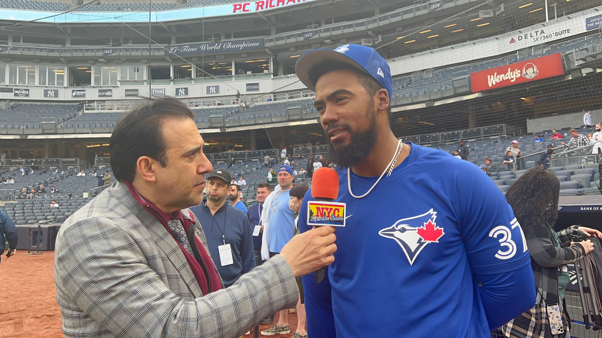 Neftalí Medina entrevistó a Teoscar Hernández en el Yankee Stadium.