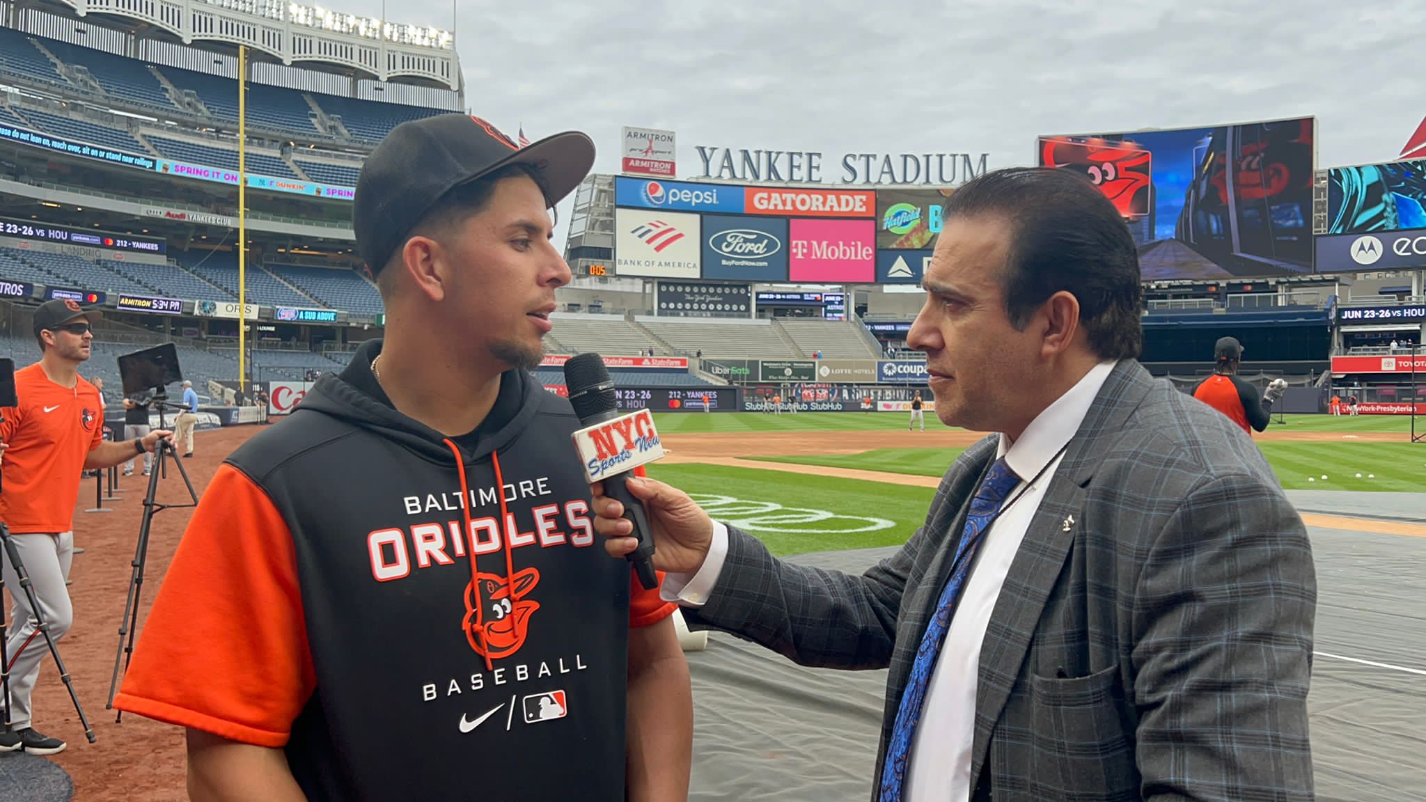 Neftalí Medina entrevistó al pelotero mexicano de los Orioles Ramón Urías en el Yankee Stadium.