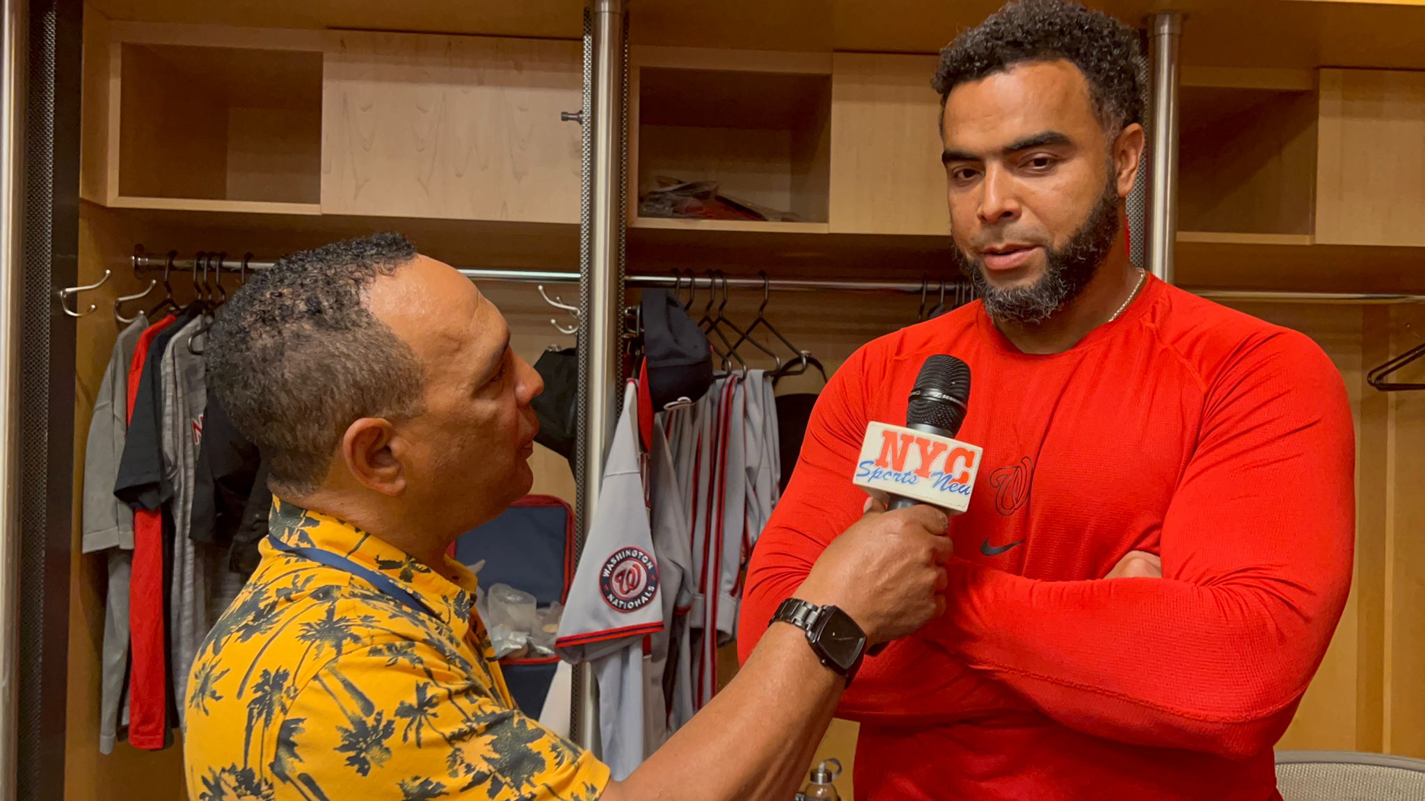 Nelson Cruz sostuvo una importante conversación con Agustín Zapata en el clubhouse de los Nacionales en el Citi Field.