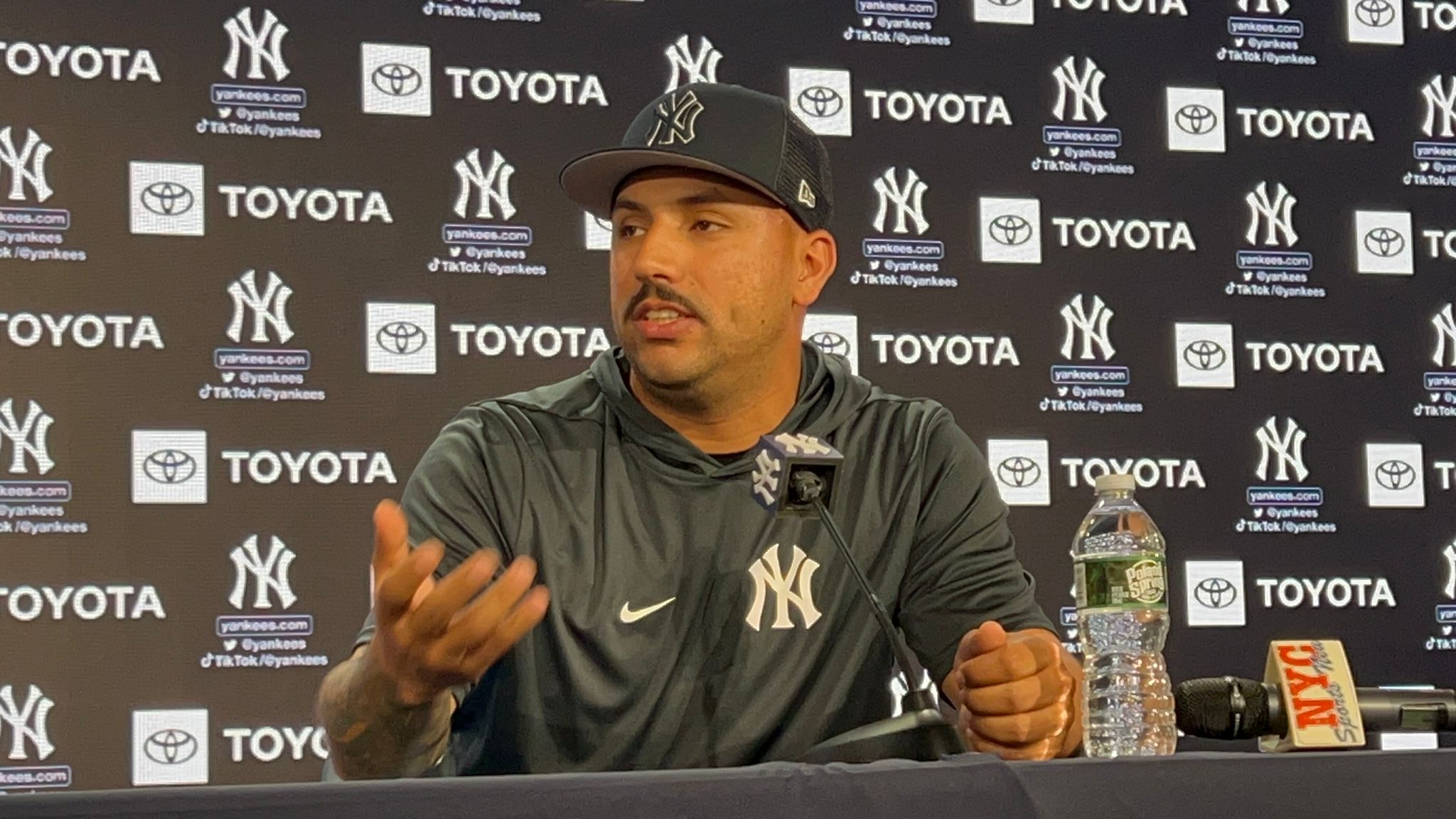 Néstor Cortés Jr., respondiendo preguntas en la rueda de prensa con los periodistas latinos ayer en el Yankee Stadium.