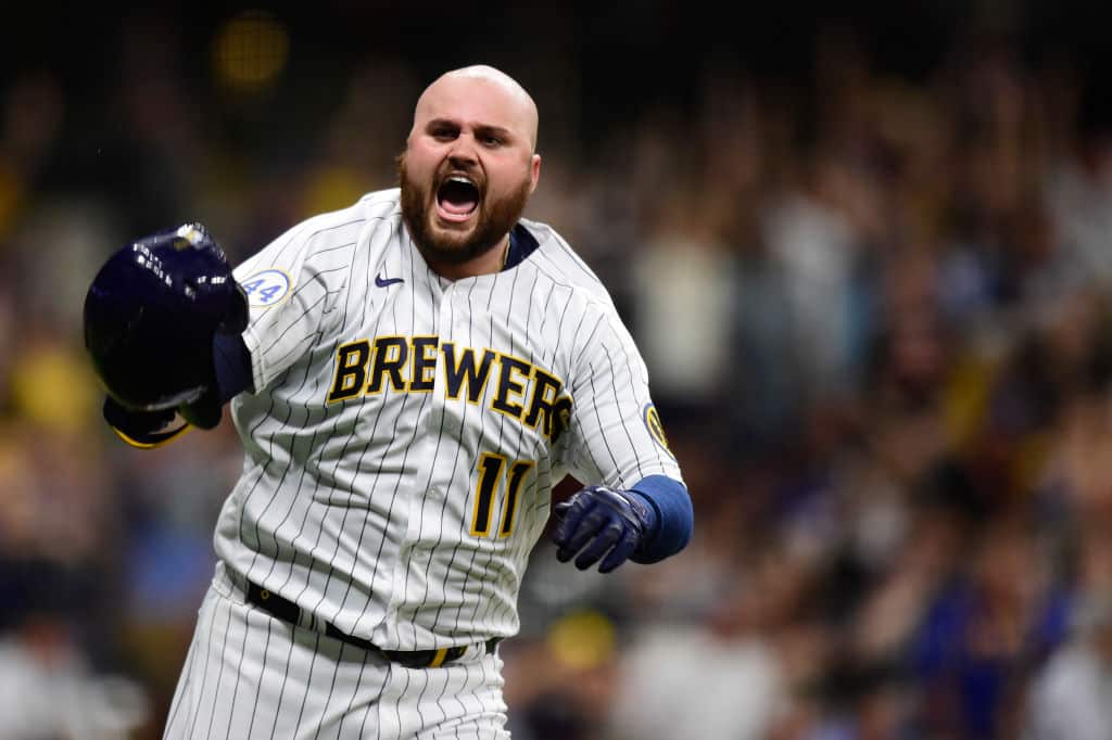 Rowdy Tellez #11 de los Cerveceros de Milwaukee celebra después de batear un sencillo en la décima entrada contra los Gigantes de San Francisco en el American Family Field el 6 de agosto de 2021 en Milwaukee, Wisconsin. Los Cerveceros derrotaron a los Gigantes 2-1. (Foto de Patrick McDermott/Getty Images)