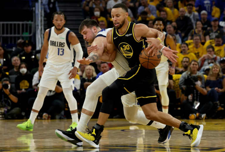 El escolta de los Golden State Warriors, Stephen Curry (30), es defendido por el escolta de los Dallas Mavericks, Luka Doncic, durante la primera mitad del Juego 1 de las finales de la Conferencia Oeste de los playoffs de baloncesto de la NBA en San Francisco, el miércoles 18 de mayo de 2022. (AP/JED JACOBSOHN)
