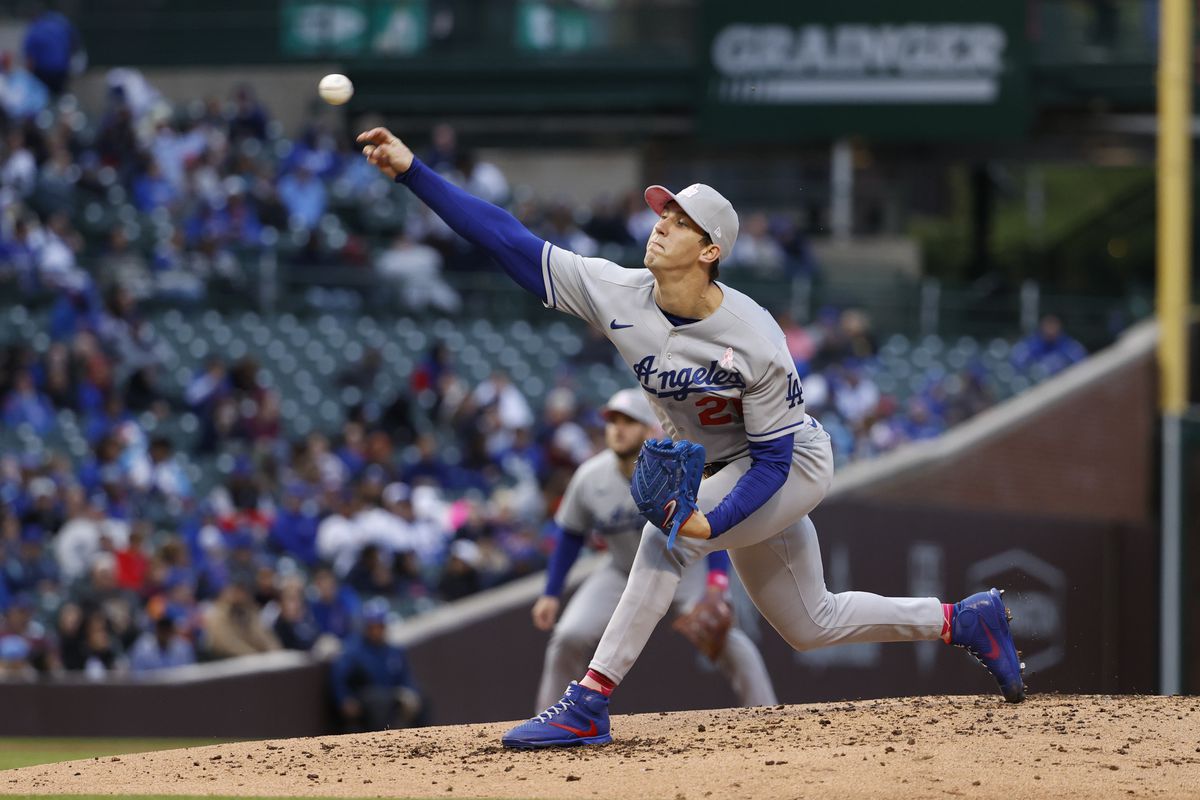 Walker Buehler, abridor de los Dodgers de Los Ángeles, lanza en contra de los Cachorros de Chicago, durante la primera entrada del juego de béisbol, el domingo 8 de mayo de 2022, en Chicago. (AP/NAM Y. HUH)