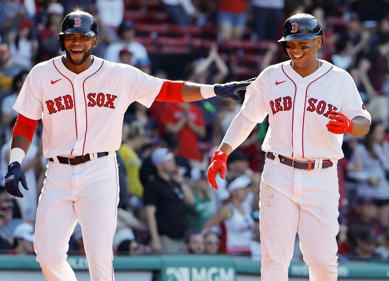 Franchy Cordero, #16 de los Medias Rojas de Boston, se ríe con Rafael Devers después de anotar durante la octava entrada contra los Orioles de Baltimore, en el Fenway Park el 29 de mayo de 2022 en Boston, Massachusetts Winslow Townson GETTY/AFP