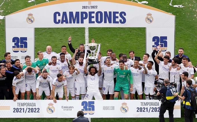 En la gráfica los campeones del Real Madrid se muestran jubilosos luego de su victoria ante el Español
