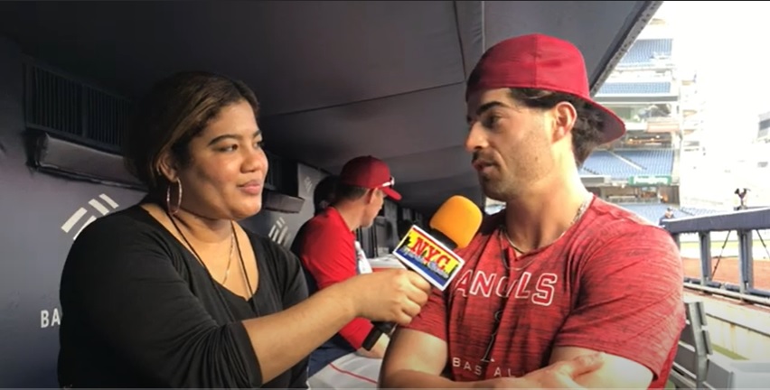 Arlenis Peña dialogando con el estadounidense Tyler Wade en su antigua casa Yankee Stadium.