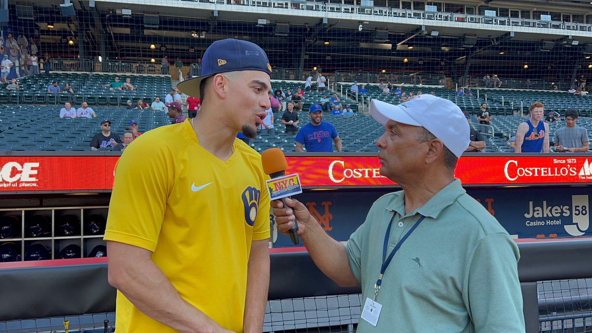 Agustín Zapata conversó con Willy Adames en el Citi Field. / Foto de archivo del 15 de junio de 2022.