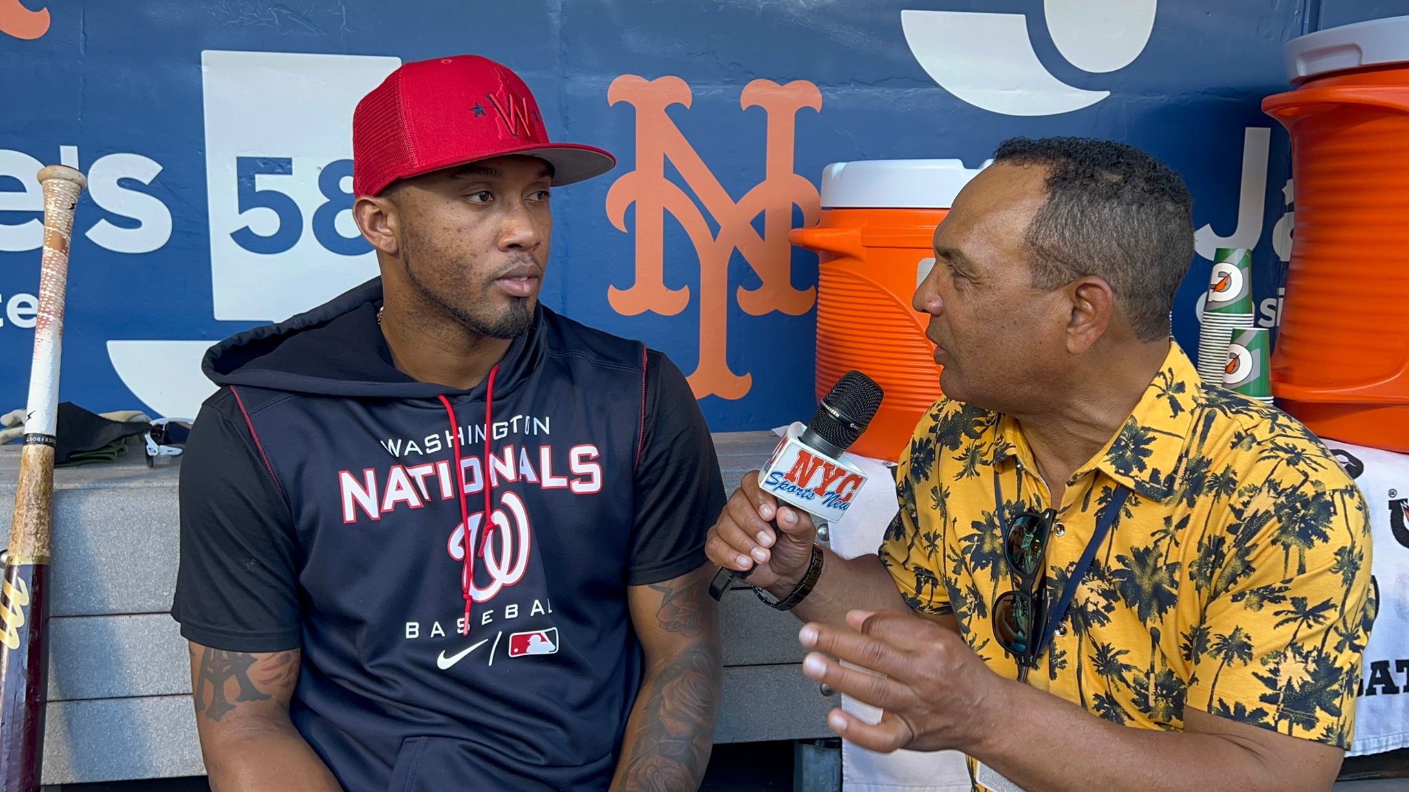 Alcides Escobar conversó con Agustín Zapata en el dogout de los Nacionales en el Citi Field.