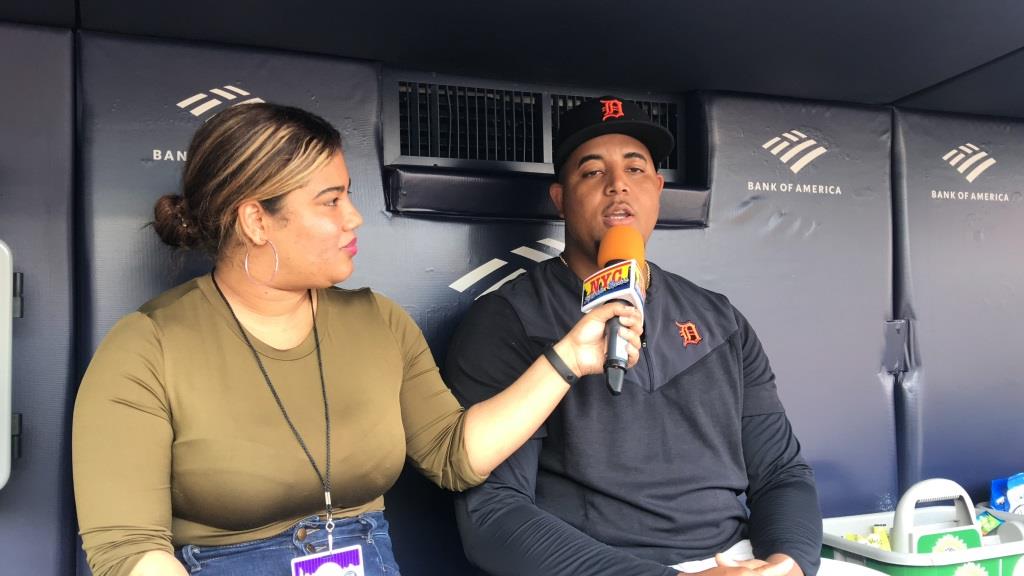 Arlenis J. Peña, captada hablando con el lanzador Ronny García en el Yankee Stadium