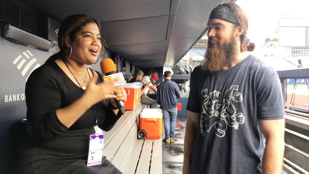 Arlenis J. Peña sostuvo una importante conversación con el jardinero de los Angelinos de Los Angeles, Brandon Marsh, en el Yankee Stadium.