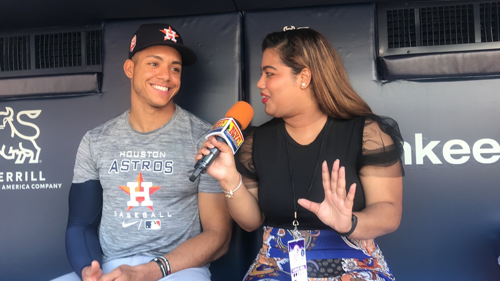 Arlenis Peña es captada en un interesante diálogo con el joven Jeremy Peña en el Yankee Stadium.