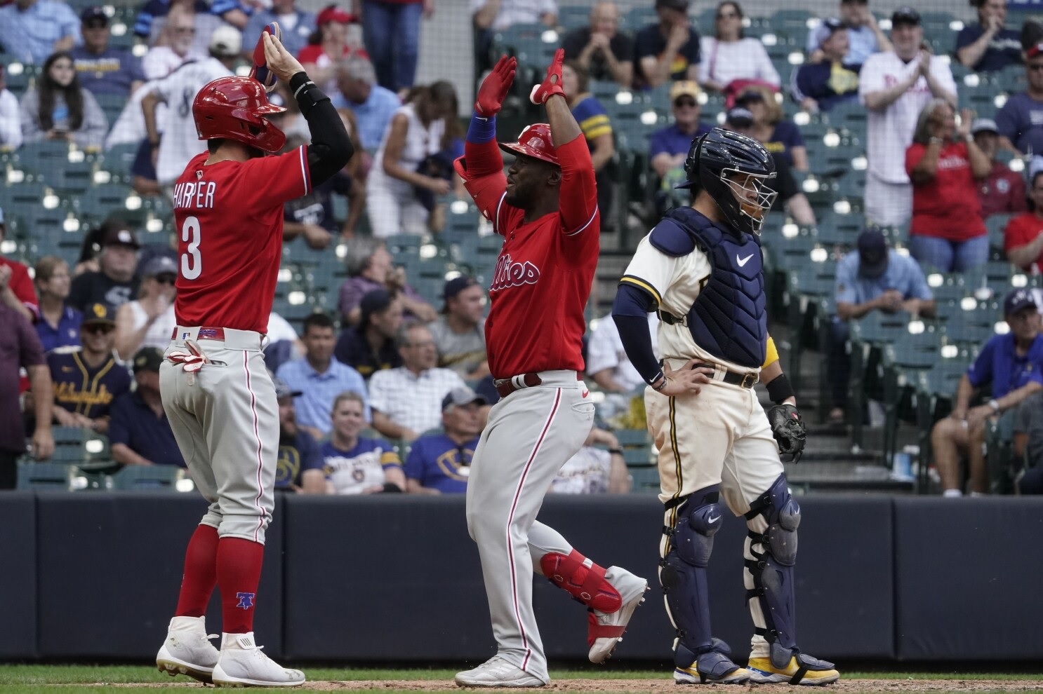 El venezolano de los Filis de Filadelfia Odubel Herrera es felicitado por su compañero Bryce Harper tras su jonrón de dos carreras en la novena ante los Cerveceros de Milwaukee el jueves 9 de junio del 2022. (AP Foto/Morry Gash)(Morry Gash / Associated Press)