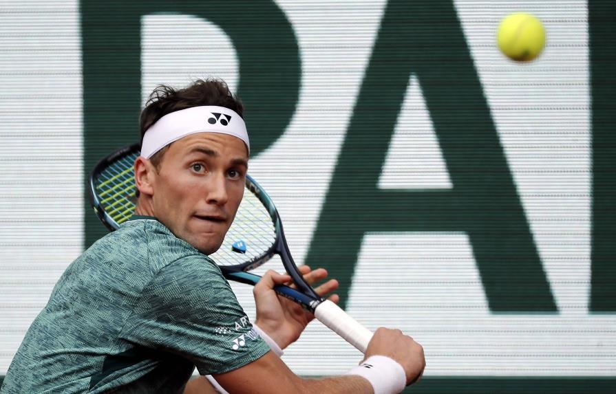 El noruego noruego Casper Ruud juega contra el español Rafael Nadal en la final del Roland Garros, en París, Francia, este domingo 6 de junio de 2022. (EFE)