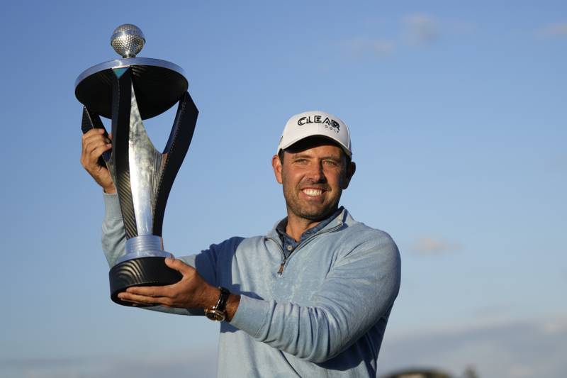 El sudafricano Charles Schwartzel sostiene el trofeo de la primera edición del LIV Golf Invitational, el sábado 11 de junio de 2022, en St. Albans, Inglaterra (AP Foto/Alastair Grant) AP (Alastair Grant/AP)