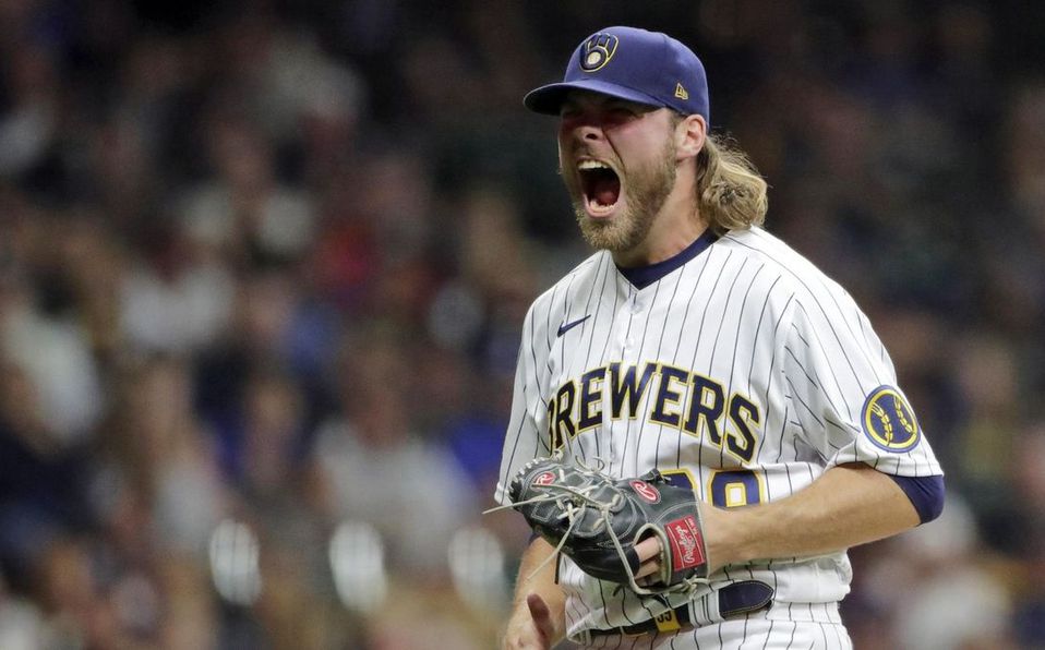 Corbin Burnes fue el primer Cy Young de Brewers en casi 40 años. (AP)