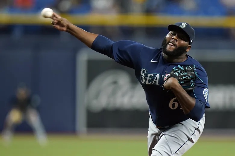 El lanzador de relevo de los Marineros, Diego Castillo, entrega a los Rays durante la novena entrada a principios de este mes. (Chris O'Meara / The Associated Press)