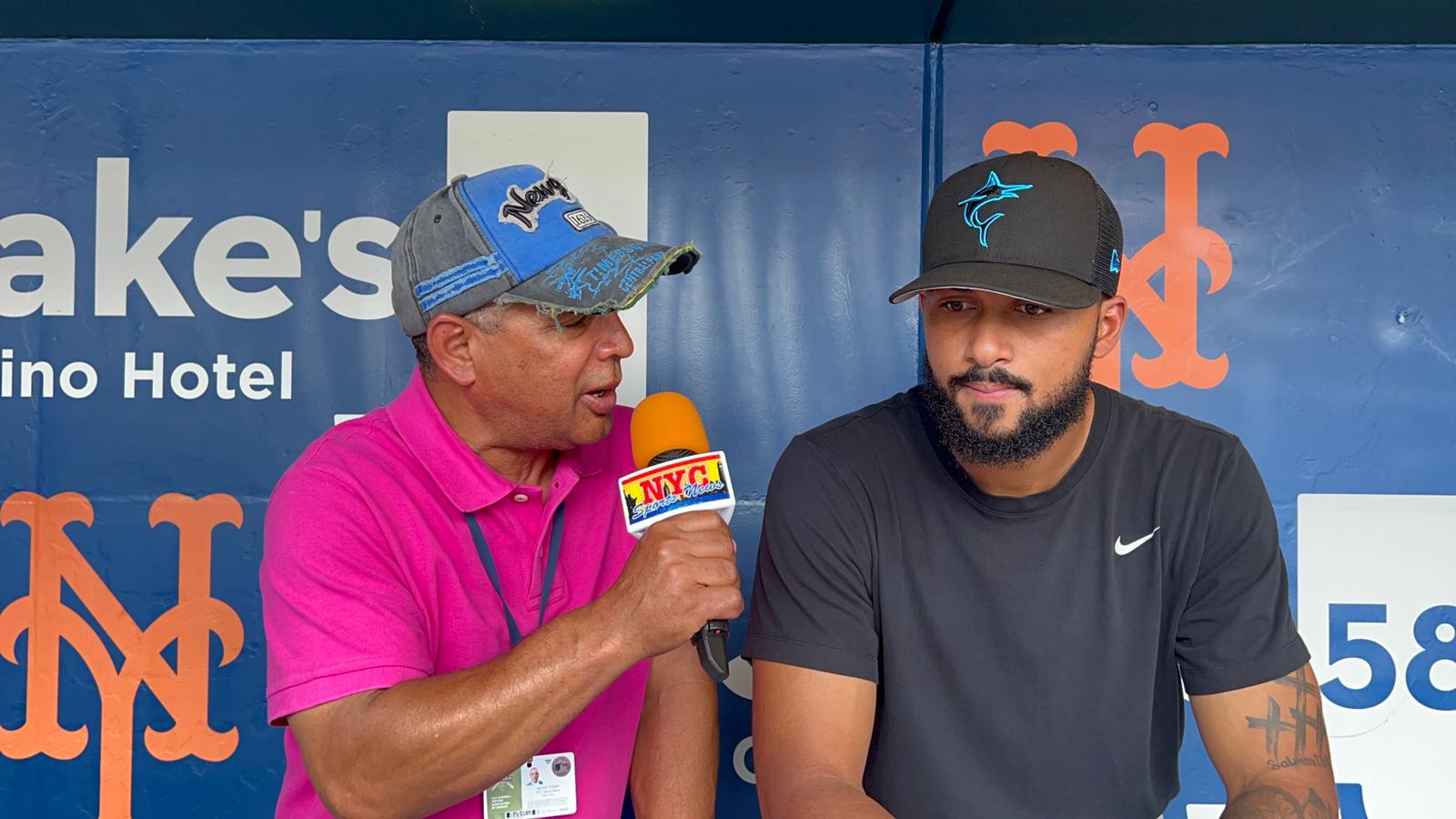 Foto de archivo / El estelar lanzador de los Marlins de la Florida Sandy Alcántara fue entrevistado por Agustín Zapata en el Citi Field.  Junio de 2022