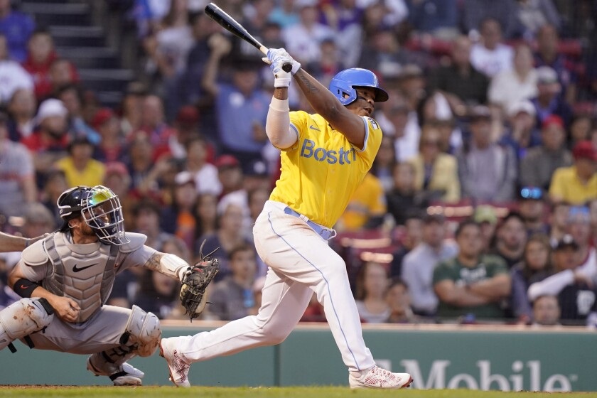 Rafael Devers, de Medias Rojas de Boston, pega doblete al jardín central, impulsando a Jarren Duran en la tercera entrada del juego de béisbol en contra de los Tigres de Detroit, el lunes 20 de junio de 2022, en Boston.(Steven Senne / Associated Press)