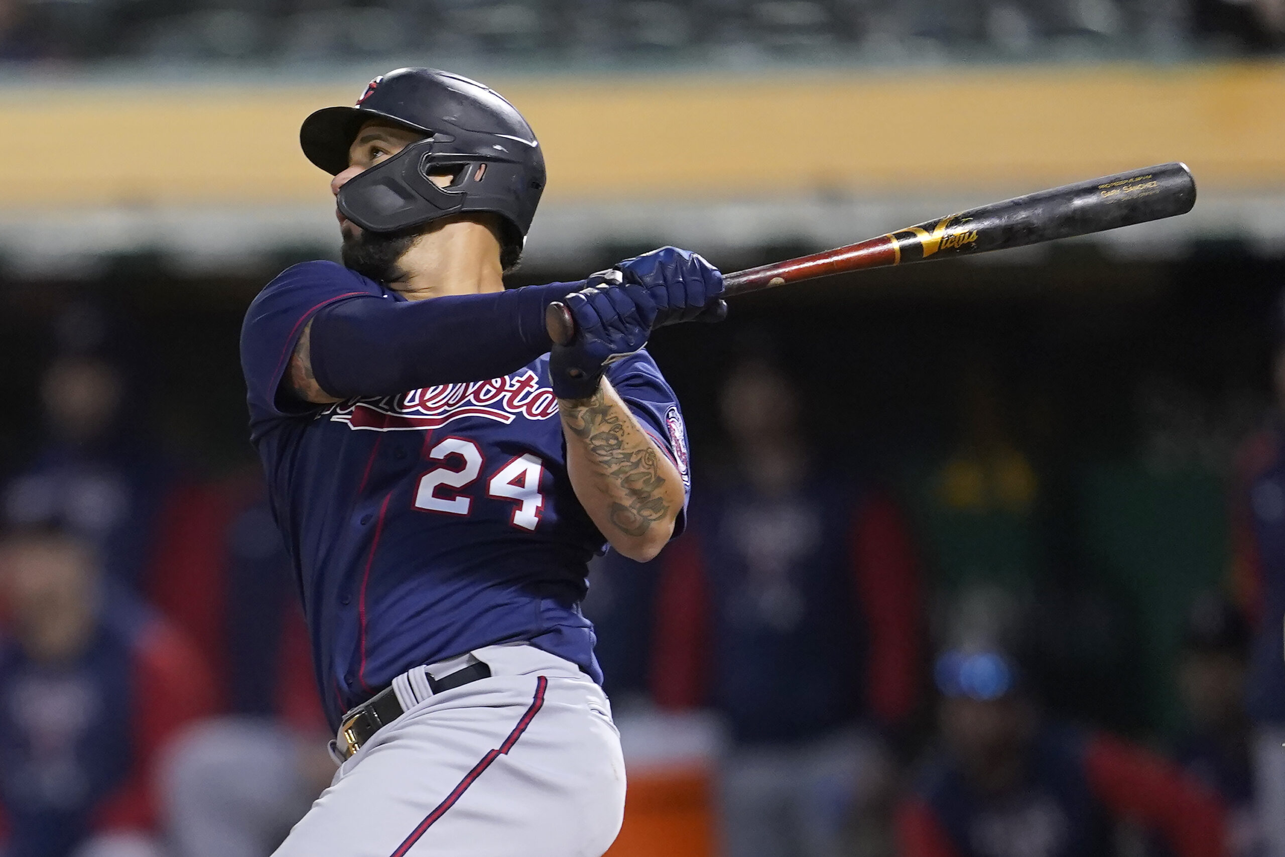 Foto de archivo / 
Gary Sánchez, de los Mellizos de Minnesota, ve su jonrón contra los Atléticos de Oakland durante la sexta entrada de un partido de béisbol en Oakland, California, el lunes 16 de mayo de 2022. AP.