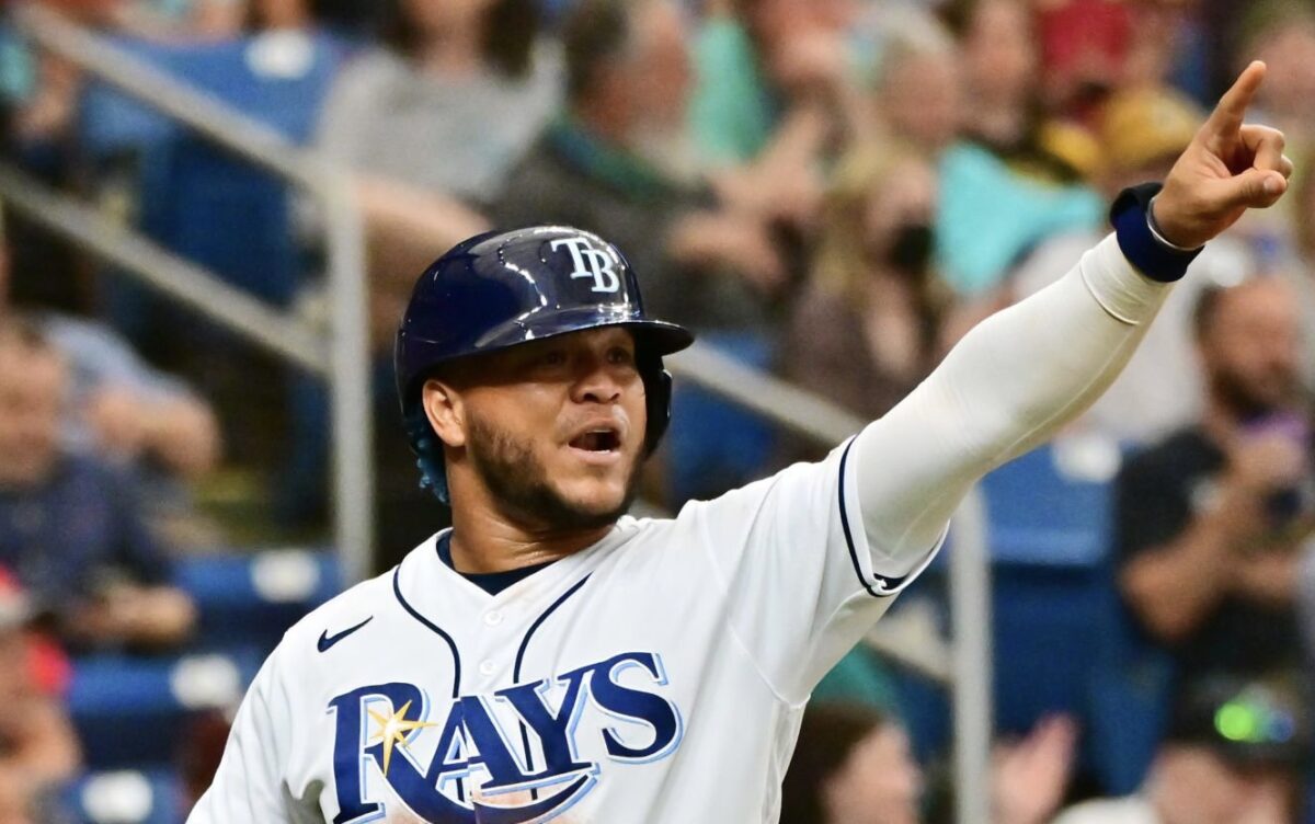 SAN PETERSBURGO, FLORIDA - 28 DE ABRIL: Harold Ramírez #43 de los Rays de Tampa Bay hace un gesto a Brett Phillips (no en la foto) después de anotar en la séptima entrada contra los Marineros de Seattle en el Tropicana Field el 28 de abril de 2022 en San Petersburgo, Florida. (Foto de Julio Aguilar/Getty Images)
