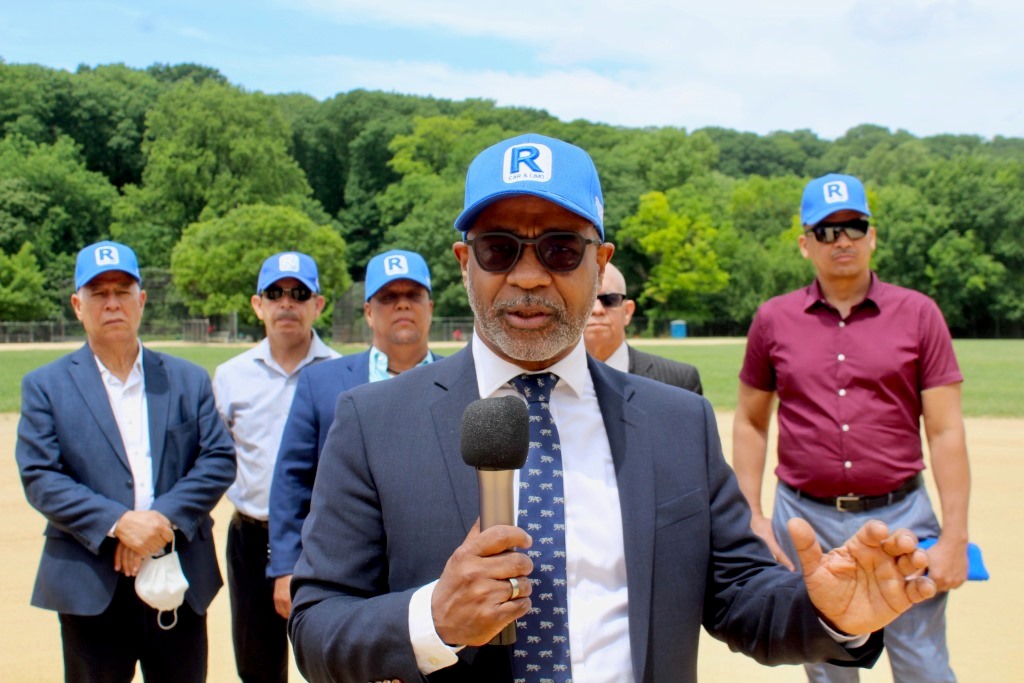 El presidente de Riverside Car & Limo Service, Víctor Encarnación, (00), palabras inaugurales