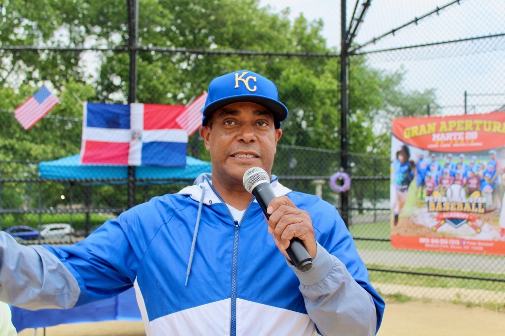 Peter Baseball, dice las palabras inaugurales.