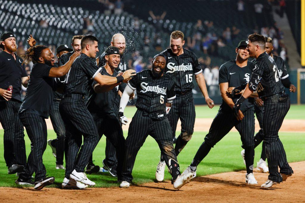 21 de junio de 2022; Chicago, Illinois, Estados Unidos; El segunda base de los Medias Blancas de Chicago, Josh Harrison (5), celebra con sus compañeros de equipo después de conectar un sencillo productor de salida contra los Azulejos de Toronto durante la entrada 12 en el campo de tasa garantizada. Crédito obligatorio: Kamil Krzaczynski-USA TODAY Sports