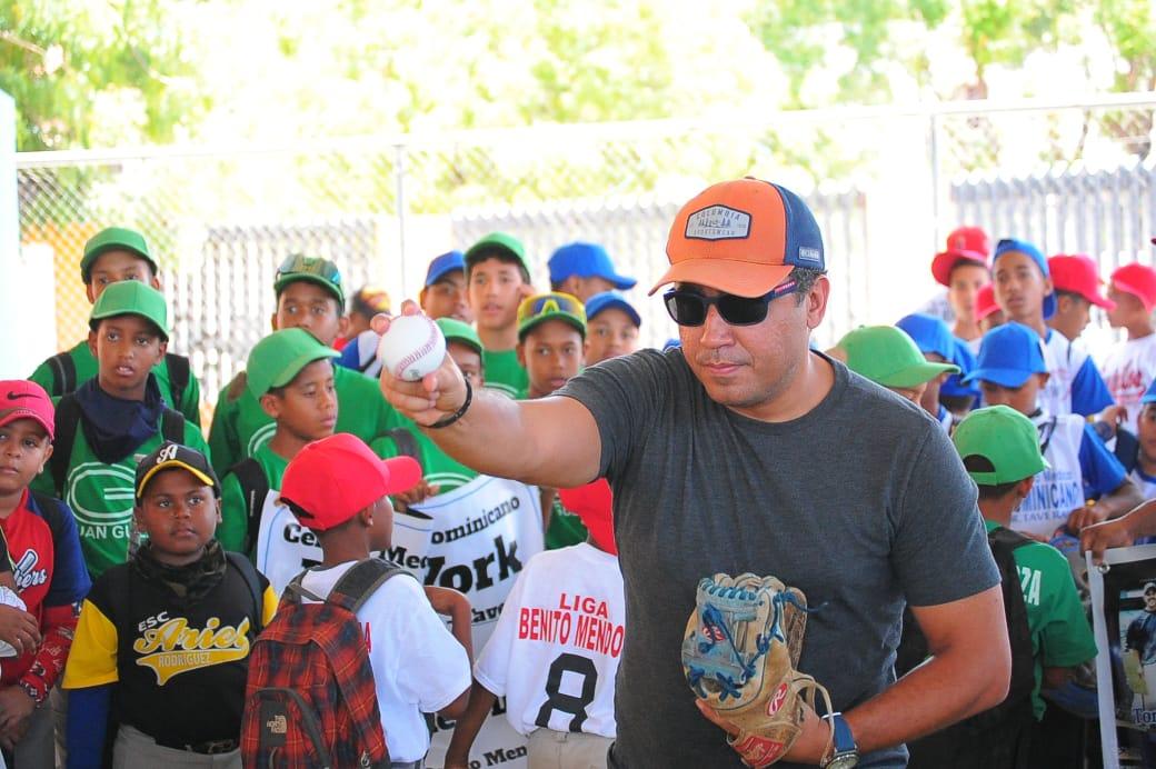 El ingeniero José Espinal Fernández realiza el lanzamiento de honor durante la inauguración del torneo, batea Marcos Álvarez y recibe el Comandante de la Policía Nacional, Rodríguez Félix. Fotos fuente externa.