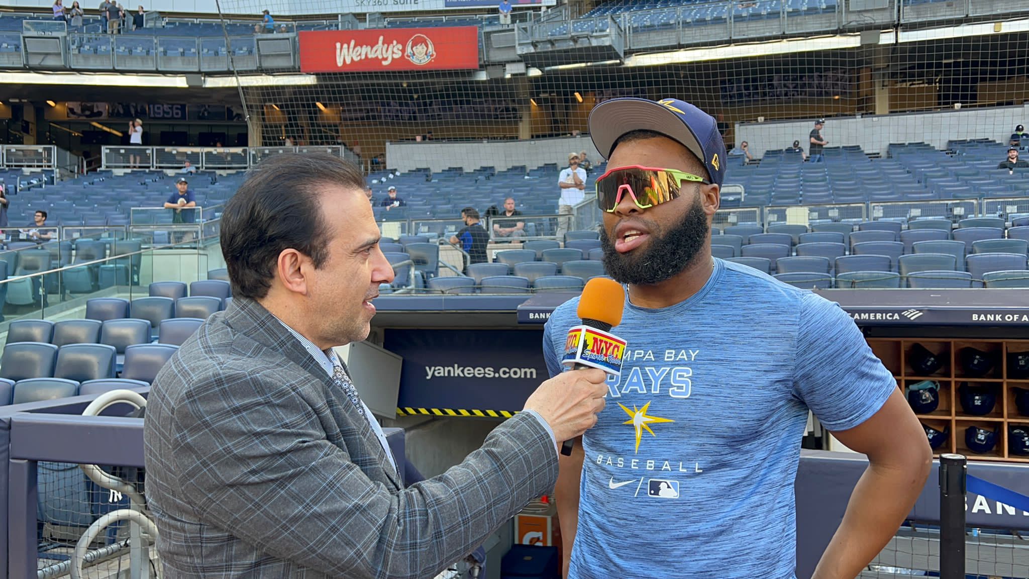 Manuel Margot es entrevistado por Neftalí Medina en el Yankee Stadium.