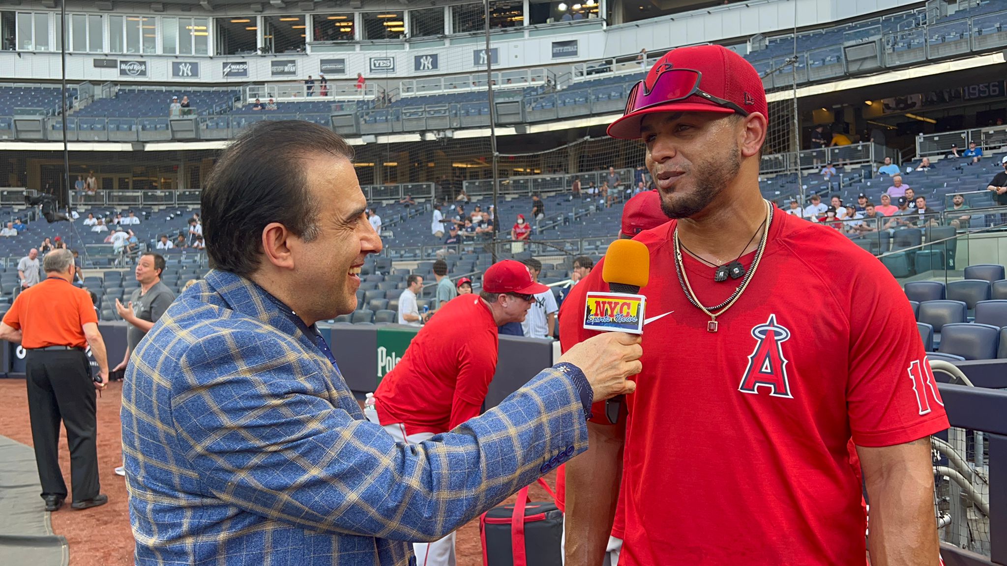 Neftalí Medina en conversación con Juan Lagares en el Yankee Stadium.