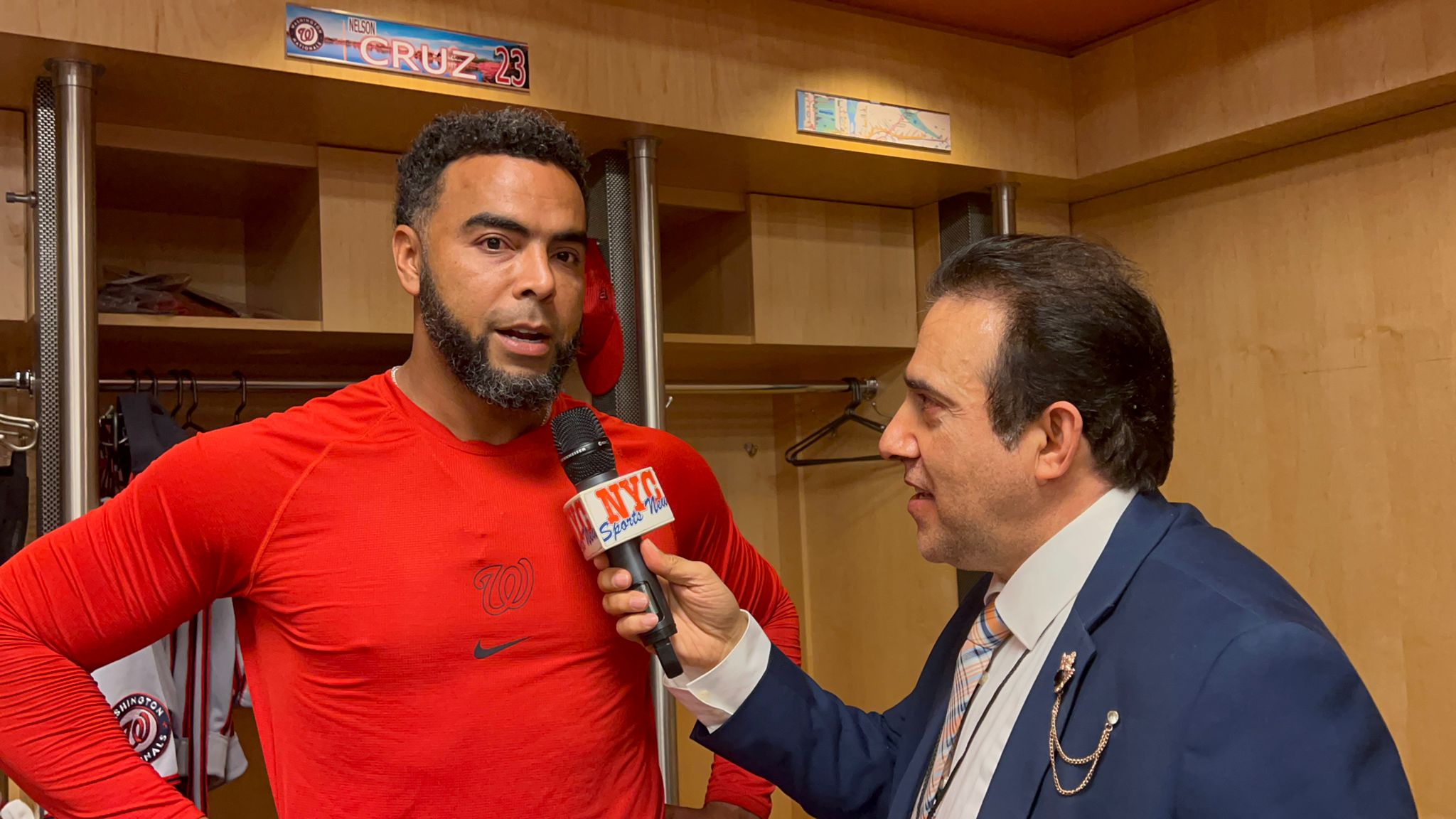 Neftalí Medina habló con Nelson Cruz en el clubhouse de los Nacionales.