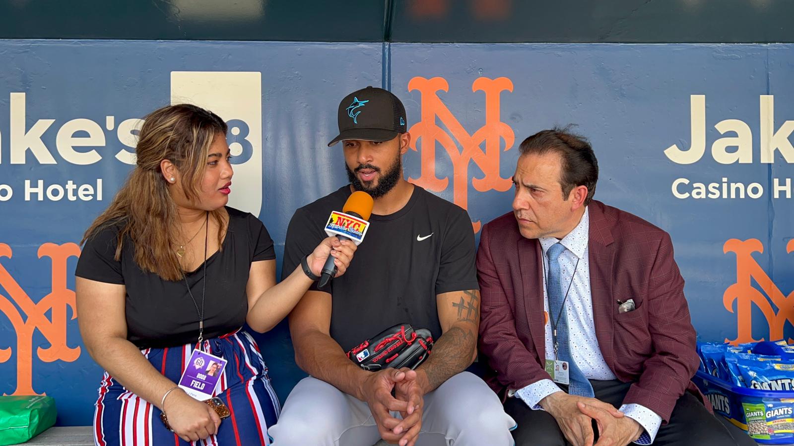 Neftalí Medina y Arlenis J. Peña conversaron con Sandy Alcántara en Citi Field.
