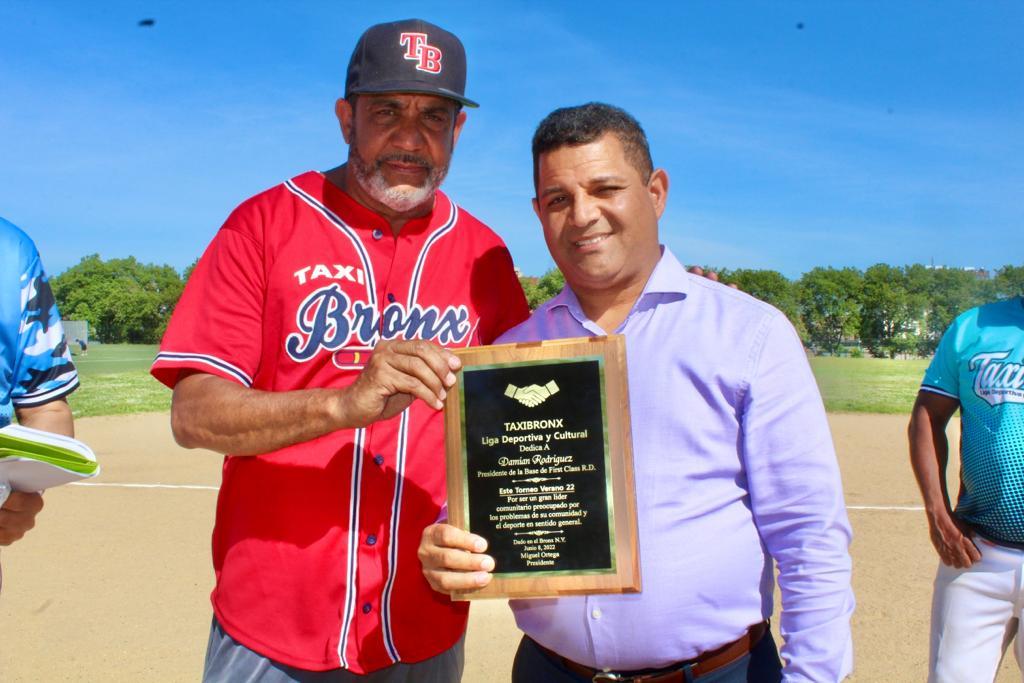 Miguel Ortega entrega una placa a Damián Rodríguez.