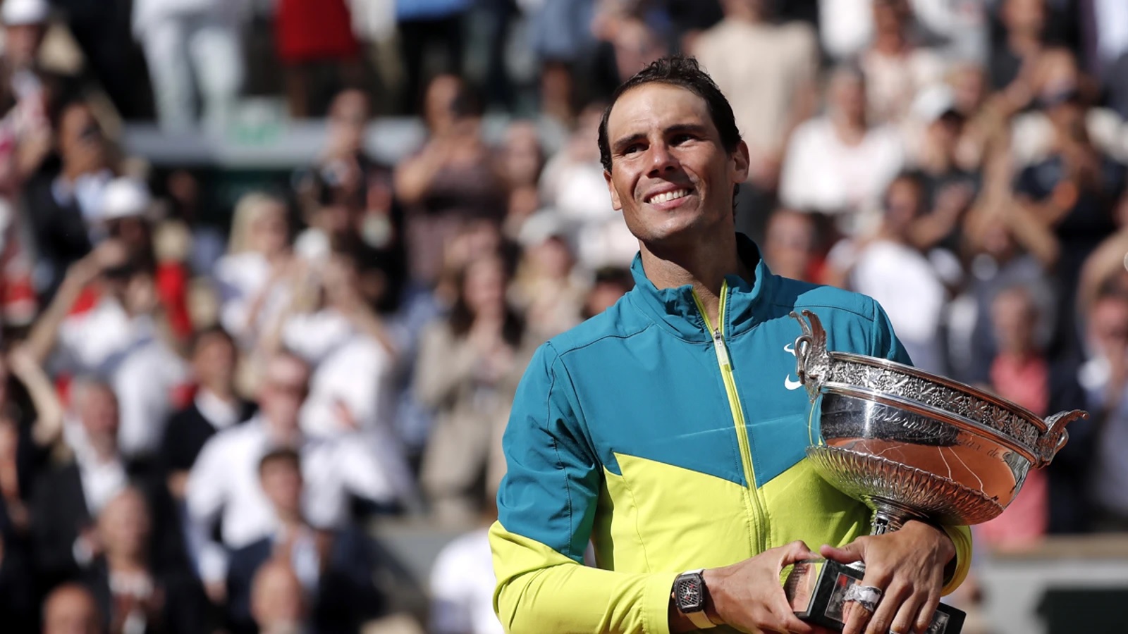 Rafa Nadal, con el trofeo de Roland Garros | EFE