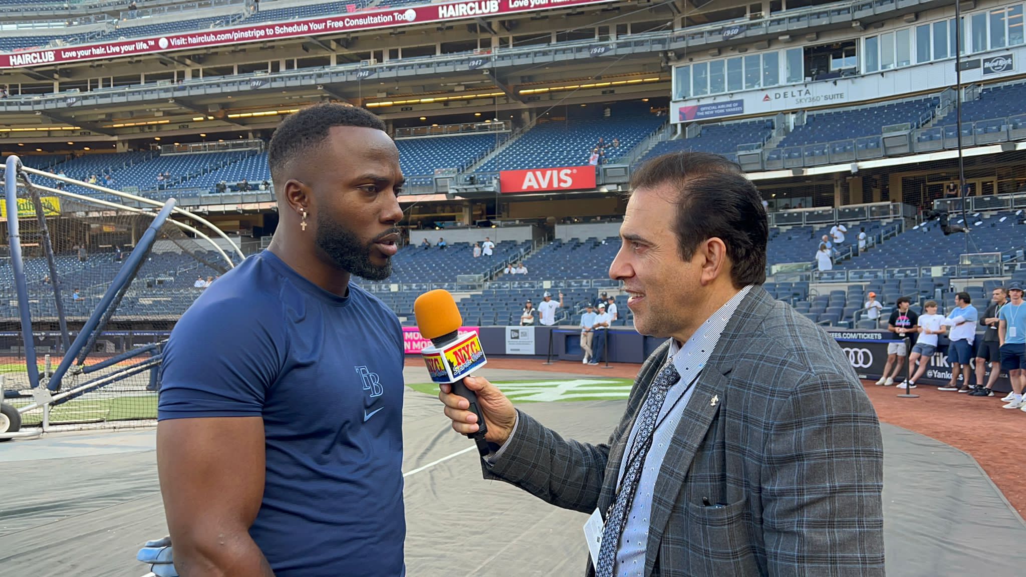 Randy Arozarena conversa con Neftalí Medina en el Yankee Stadium.