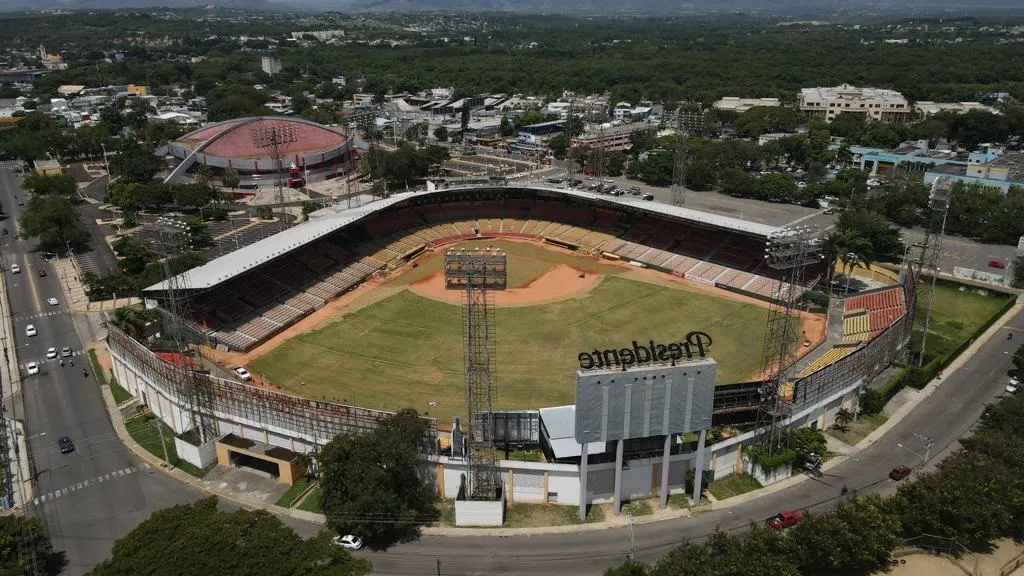 Asi marchan los trabajos del terreno del estadio Cibao.