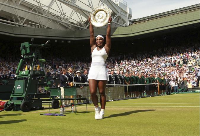 Serena Williams alza el trofeo de campeona de Wimbledon tras derrotar a Garbiñe Muguruza en la final, el 11 de julio de 2015.