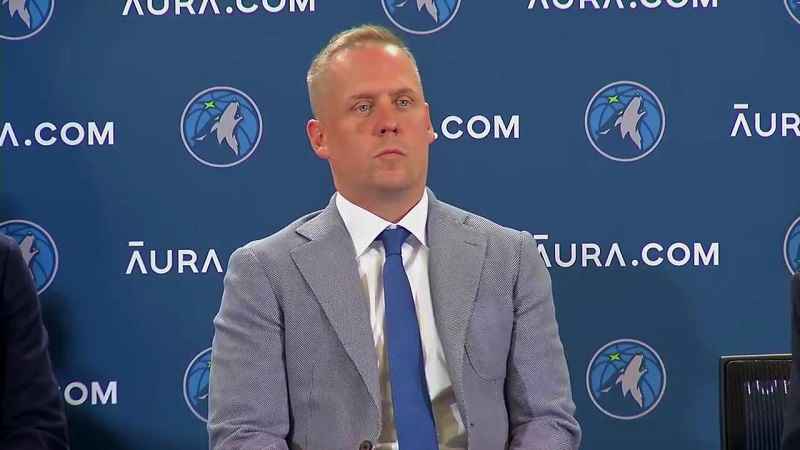 El presidente de operaciones de baloncesto de los Timberwolves, Tim Connelly, es presentado el 31 de mayo de 2022. (KSTP-TV).