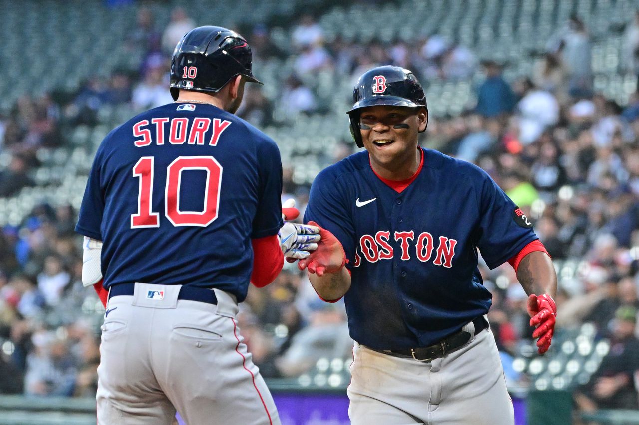 Trevor Story #10 y Rafael Devers #11 de los Boston Red Sox celebran el jonrón de tres carreras en la primera entrada contra los Chicago White Sox en el Guaranteed Rate Field el 24 de mayo de 2022 en Chicago, Illinois. (Foto de Quinn Harris/Getty Images)Getty Images