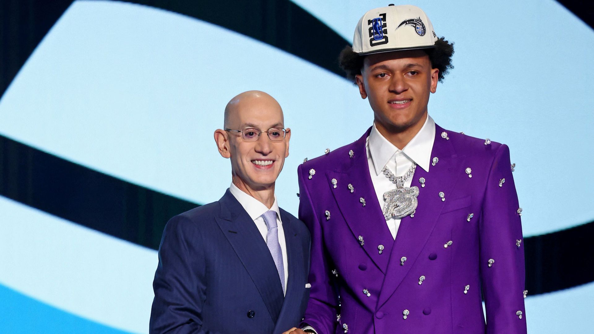 Paolo Banchero junto al comisionado de la NBA Adam Silver / Foto cortesía de infobae.com