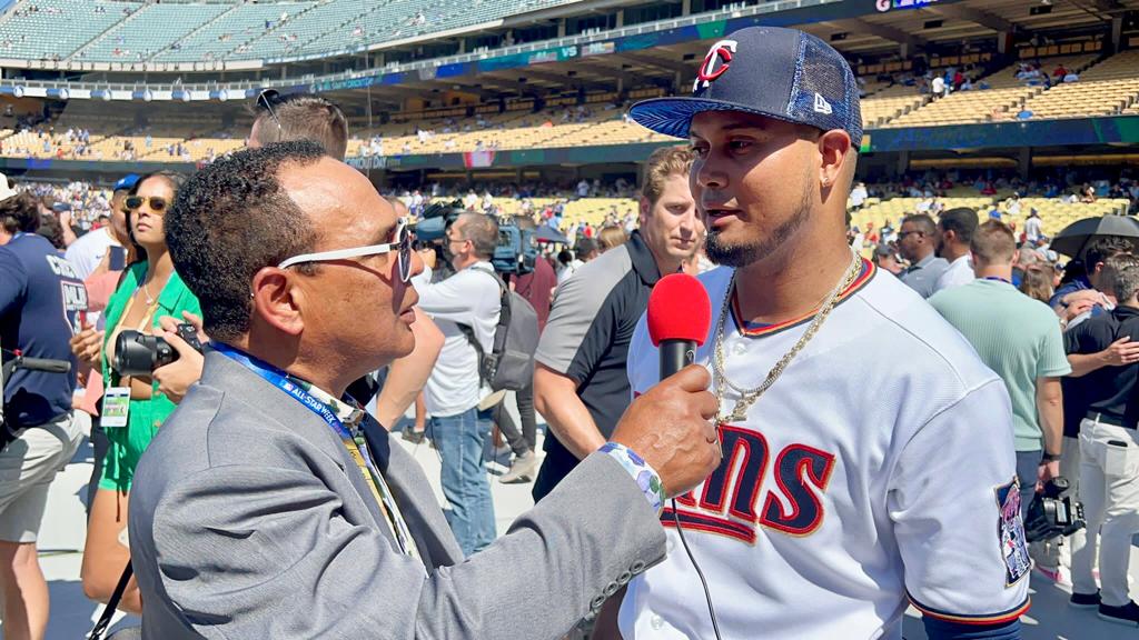 Agustín Zapata conversó con Luis Arraez en el Dodger Stadium.
