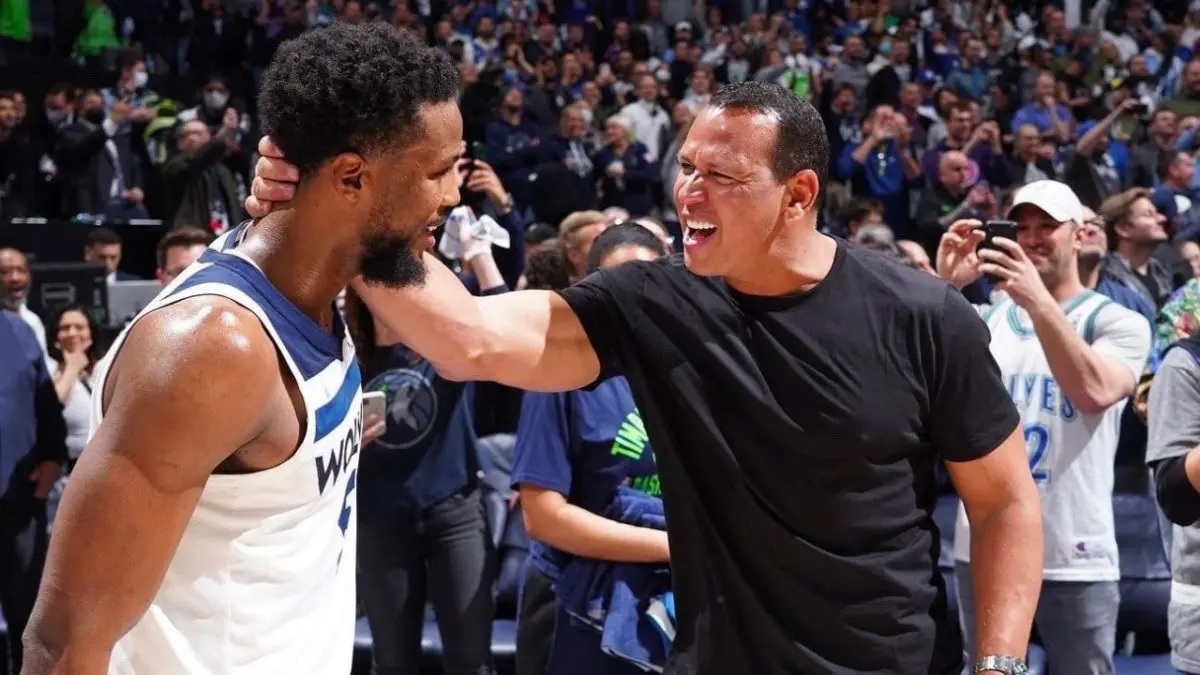 Alex Rodríguez anima a jugador de Minnesota Timberwolves / Foto de Hoy.com.do