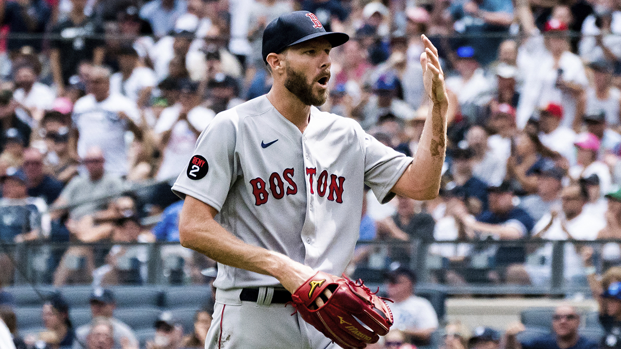 El lanzador abridor de los Medias Rojas de Boston, Chris Sale, sale del montículo después de una lesión en la mano durante la segunda entrada de un partido de béisbol contra los Yankees de Nueva York, el domingo 17 de julio de 2022, en Nueva York. (Foto AP/Julia Nikhinson)