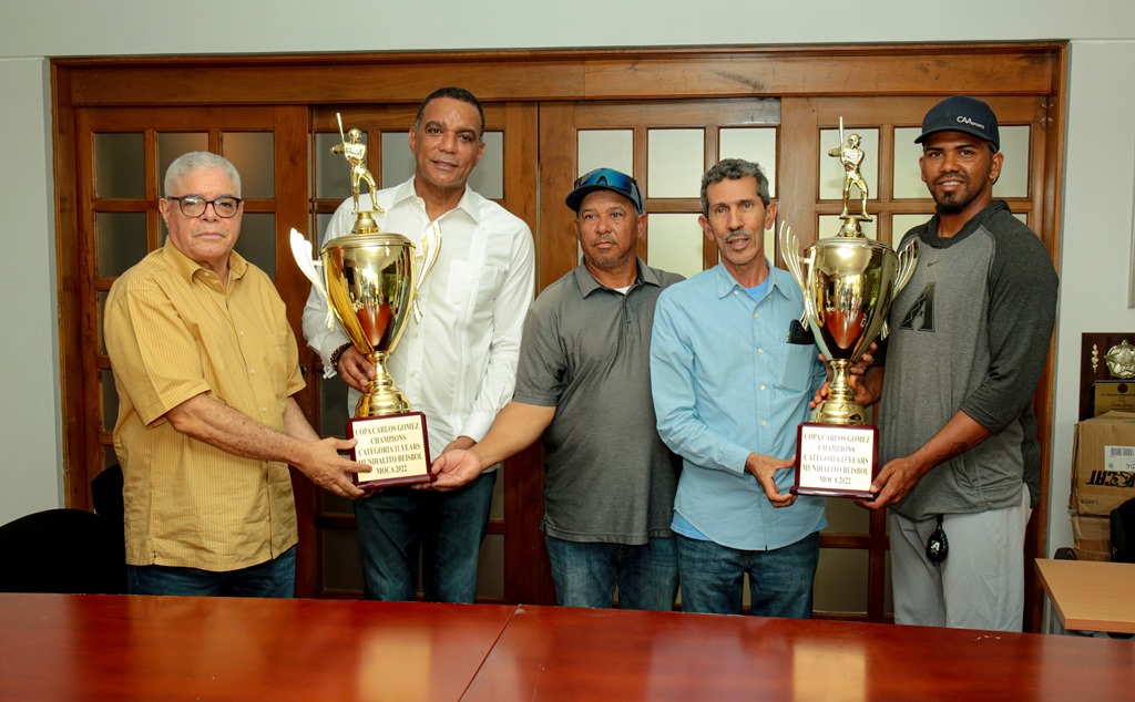 El Senador de la Provincia Espaillat, Carlos Gómez, y el periodista deportivo Santana Martínez, presentan las Copas a disputarse en la competencia que inicia el primero de agosto en Moca.