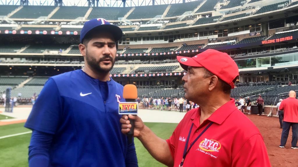 El estelar zurdo venezolano de los Rangers de Texas Martín Pérez es captado dialogando con Agustín Zapata en el Citi Field.