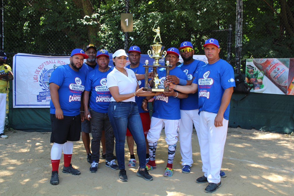 Integrantes del equipo campeón del Deportivo Dominicano reciben el trofeo de campeón.